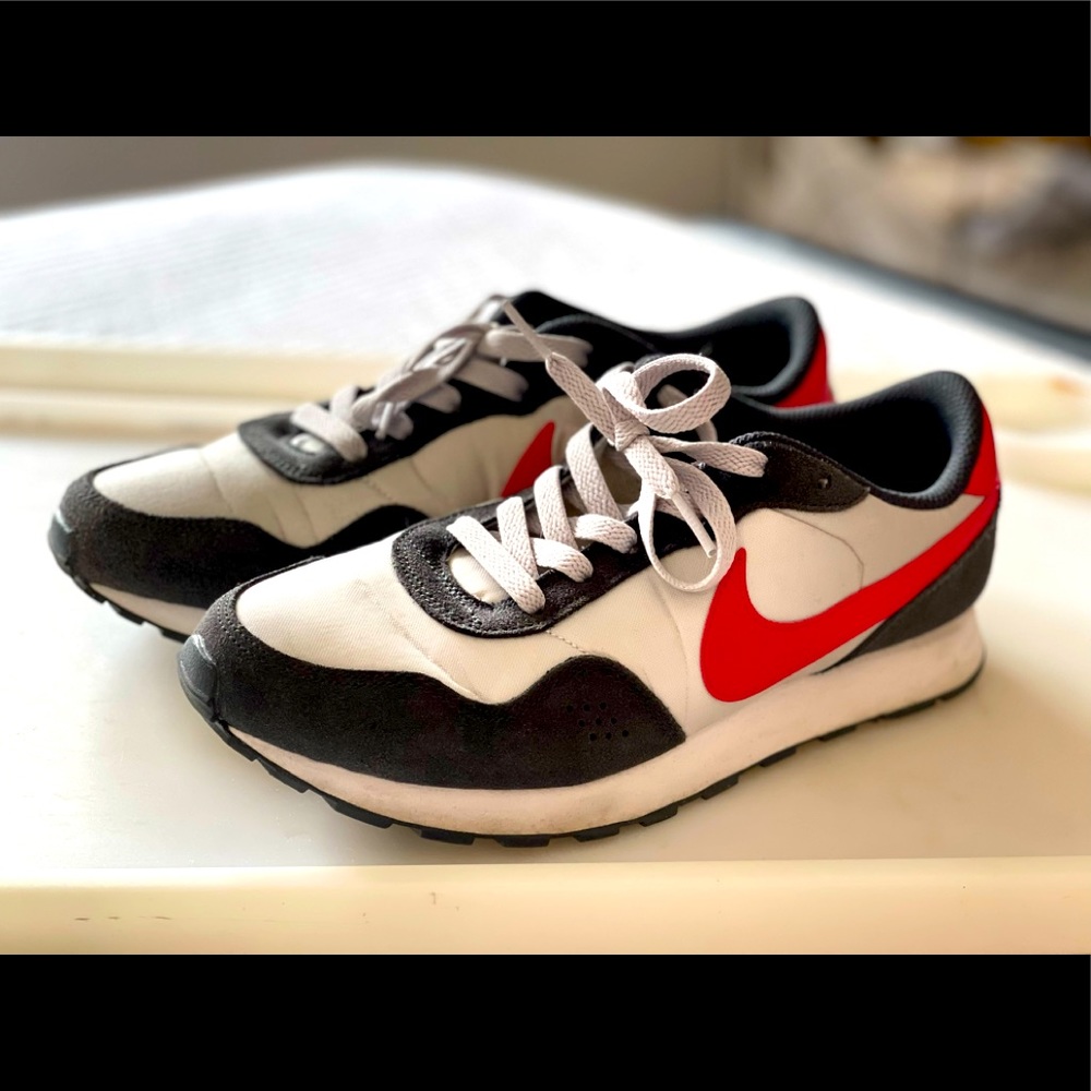 Nike retro waffle runners in dark grey/white with red swoosh. Women’s sz 7